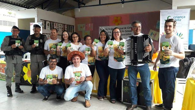 Distribuição de cordéis nas escolas